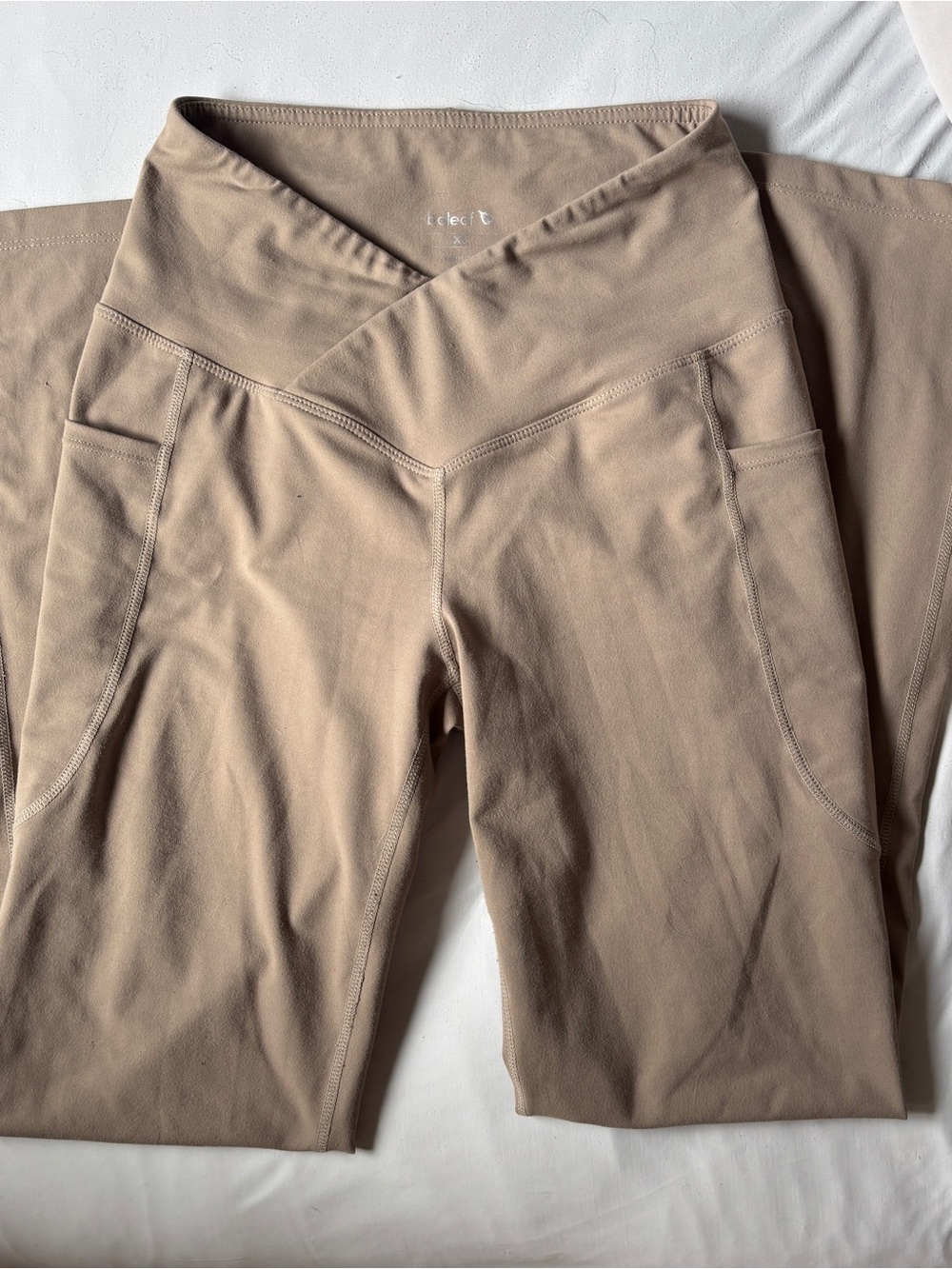 Baleaf High-Waist V-Cross Pocket Leggings — Taupe